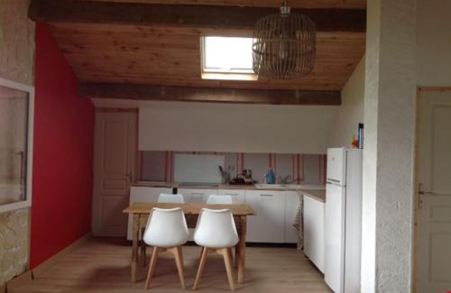 Domezain-Berraute Apartamento | Bel appartement T3 dans maison basque avec vue sur montagne