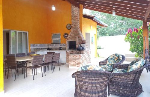 Lagoinha Casa | BELA CASA TERREA PRAIA LAGOINHA, UBATUBA com piscina, Ar condicionado, churrasqueira, forno a lenha, wifi