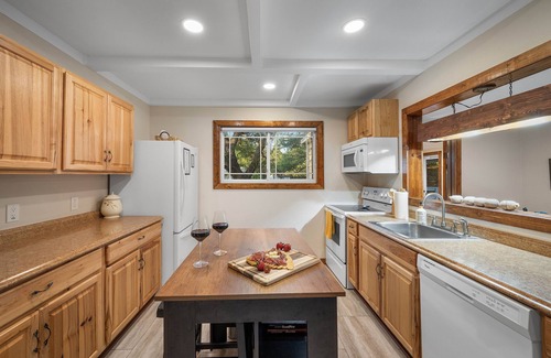 Marble Falls Cabaña | Belaire Lake Retreat, Cozy 2BR with Firepit & Kayaks