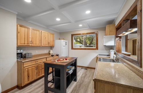 Marble Falls Cabaña | Belaire Lake Retreat, Cozy 2BR with Firepit & Kayaks