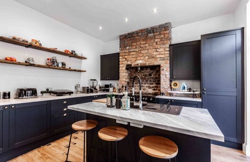Liverpool Casa | 3 Floors + Loft | 2 Mins to Train | Patio | Parking