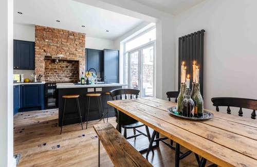 Liverpool Casa | 3 Floors + Loft | 2 Mins to Train | Patio | Parking