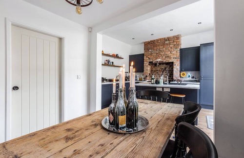 Liverpool Casa | 3 Floors + Loft | 2 Mins to Train | Patio | Parking