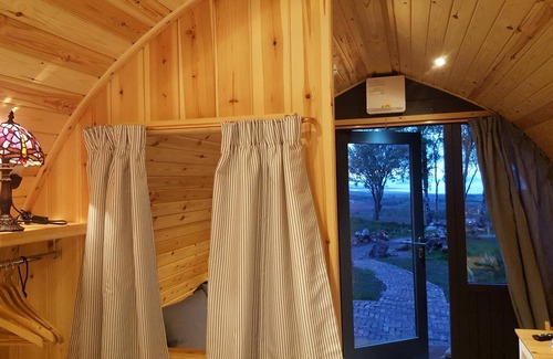 Dunbar Cabina | Belhaven Bay Pod-Cabaña de madera-Superior-Baño con ducha-Vista al Mar