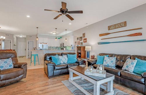 Osage Beach Condominio | Believe the 275+ 5 star reviews! Main waterfront & boat slip, Ice cream machine.