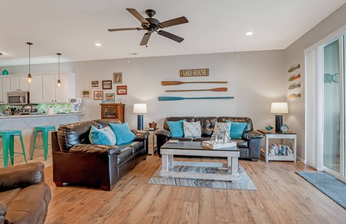 Osage Beach Condominio | Believe the 275+ 5 star reviews! Main waterfront & boat slip, Ice cream machine.