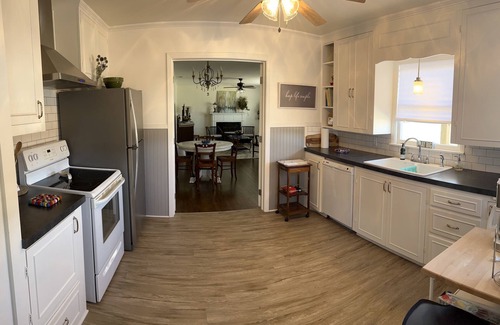 Jacksboro Casa | Belknap Guest House-One block from historic downtown square in Jacksboro, Texas