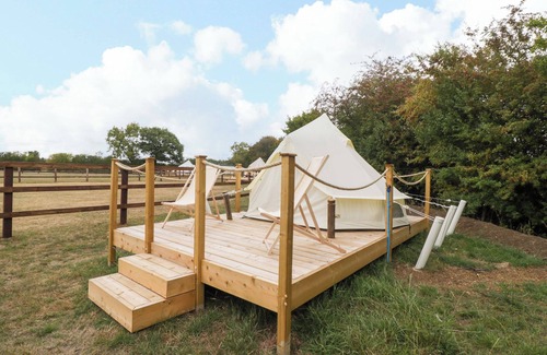 Ashton Keynes Cabaña | BELL 3, pet friendly, character holiday cottage in Malmesbury