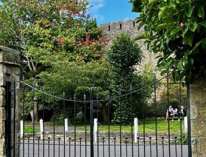 Ludwel Casa | Bell Cottage by Ludlow Castle with onsite parking