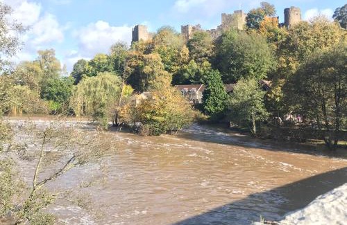 Ludwel Casa | Bell Cottage by Ludlow Castle with onsite parking