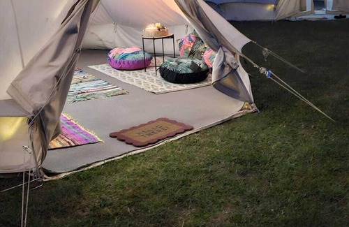 Durrington Alquiler De RV | Tienda de campaña-Communal washrooms-Vista al campo-Bell Tent