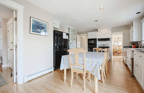 Gloucester Casa | Bell View: Private tennis court and an in-law suite.