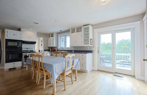 Gloucester Casa | Bell View: Private tennis court and an in-law suite.
