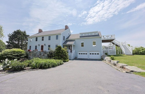 Gloucester Casa | Bell View: Private tennis court and an in-law suite.