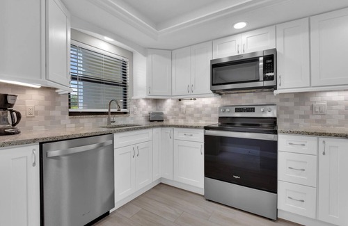 Iona Condominio | Bella Beach Bliss, only miles away from Fort Myers Beach and Sanibel Island!