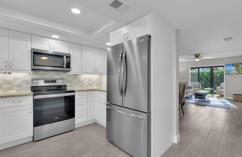 Iona Condominio | Bella Beach Bliss, only miles away from Fort Myers Beach and Sanibel Island!