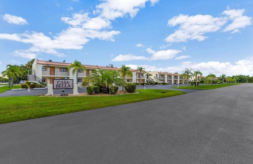 Iona Condominio | Bella Beach Bliss, only miles away from Fort Myers Beach and Sanibel Island!