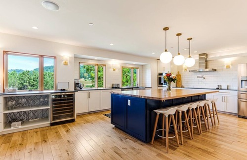 Newberg Casa | Bella Ridge ~ A Luxury 5 bedroom, family & dog-friendly, entertainers haven!