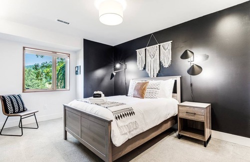 Newberg Casa | Bella Ridge ~ A Luxury 5 bedroom, family & dog-friendly, entertainers haven!