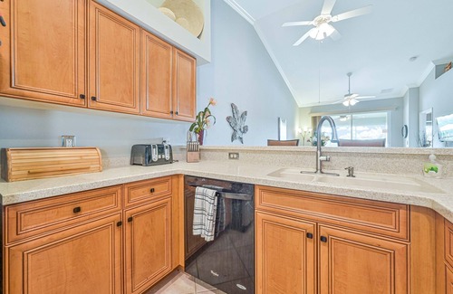 Biggar Condominio | Bella Terra - Top floor condo with Lake Views!