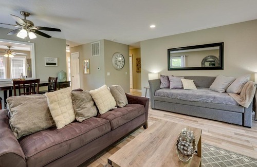 Bella Vista Casa | Bella Vista Townhome with Deck Near Back 40 Trails!
