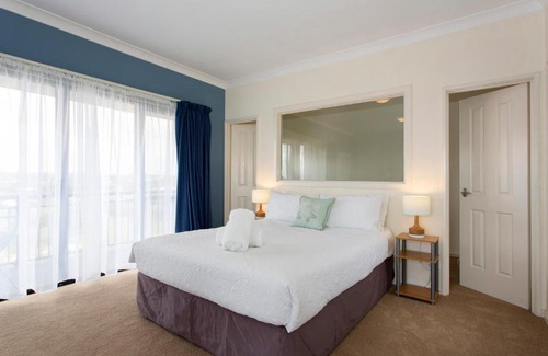Hamilton Hill Villa | Bella Vista Townhouse with Views