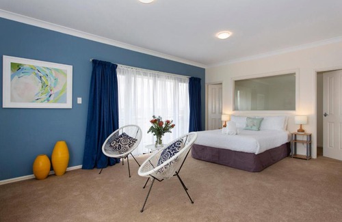 Hamilton Hill Villa | Bella Vista Townhouse with Views
