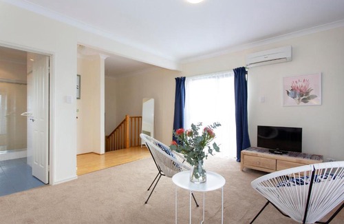 Hamilton Hill Villa | Bella Vista Townhouse with Views