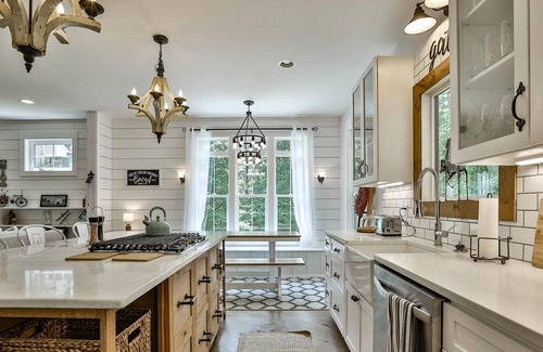Blairsville Cabina | BELLA- VITA - Stunning Craftsman Farmhouse Mountain Home in gated community!