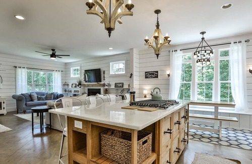 Blairsville Cabina | BELLA- VITA - Stunning Craftsman Farmhouse Mountain Home in gated community!