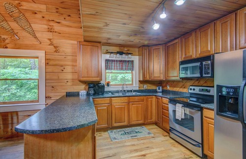 Fleetwood Cabina | Bella Woods Cabin - Privacy, Outdoor fireplace, Hot tub, game room on 14+ wooded acres