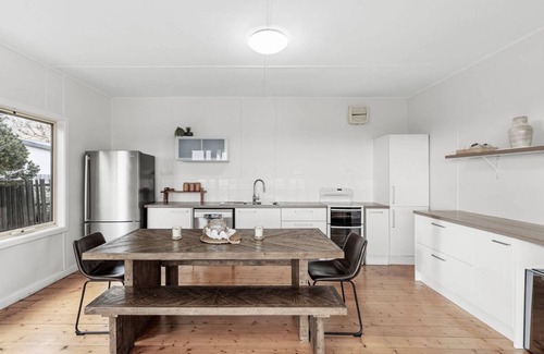 Portarlington Casa | Bellarine Beach shack on the Esplanade in Portarlington, beach and city views.