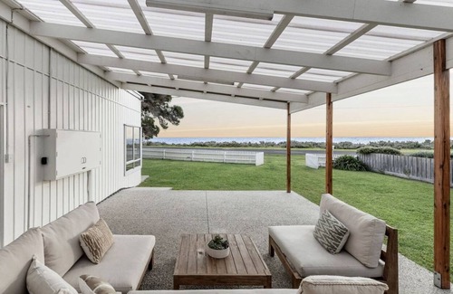 Portarlington Casa | Bellarine Beach shack on the Esplanade in Portarlington, beach and city views.