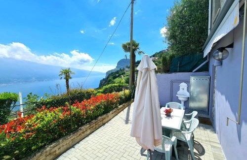 Arias Apartamento | Bellavista lago Apartment patio and view by Gardadomusmea