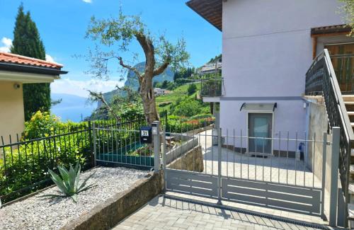 Arias Apartamento | Bellavista lago Apartment patio and view by Gardadomusmea