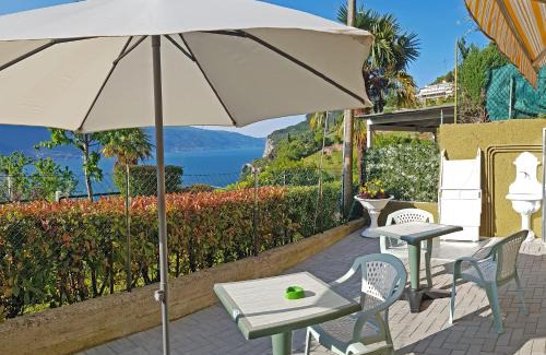Arias Apartamento | Bellavista lago Apartment patio and view by Gardadomusmea