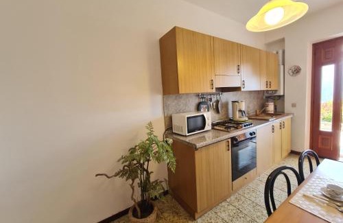 Arias Apartamento | Bellavista lago Apartment patio and view by Gardadomusmea