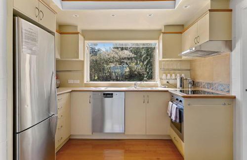 Hilltop Casa | Bellbird Cottage With Lake and Mountain Views