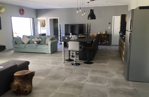 Saint Alban Auriolles Casa | Belle maison neuve, vue magnifique, piscine débordement, terrasse 115m2, clim