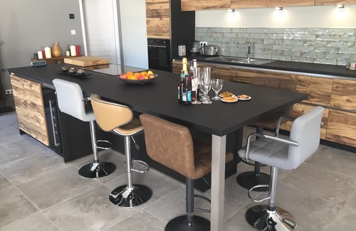Saint Alban Auriolles Casa | Belle maison neuve, vue magnifique, piscine débordement, terrasse 115m2, clim