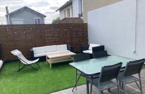 Colombes Casa | Belle maison avec grande terasse à 10 minutes en train de Paris centre et 6 min à pied de la gare et du centre ville