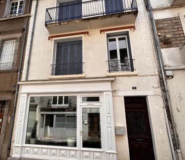 Vic-sur-Cere Apartamento | Belle maison de ville au cœur du village de montagne