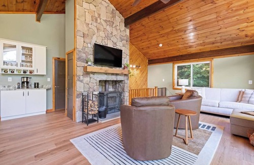 East Wakefield Casa | Belleau Lake Escape - Walking distance to lake