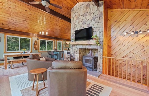 East Wakefield Casa | Belleau Lake Escape - Walking distance to lake