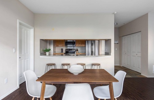 Northwest Bellevue Apartamento | Bellevue Designer 1BD Plus Den 1BA Apartment