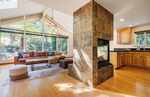 Eastgate Casa | Bellevue Forest Haven Hideaway