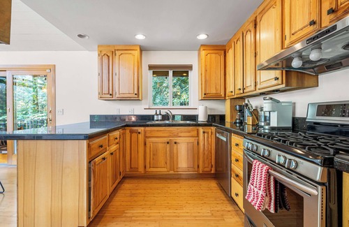 Eastgate Casa | Bellevue Forest Haven Hideaway