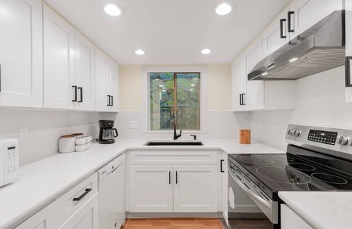 Northwest Bellevue Apartamento | Bellevue Modern Luxe Townhouse near DT /520/ I405