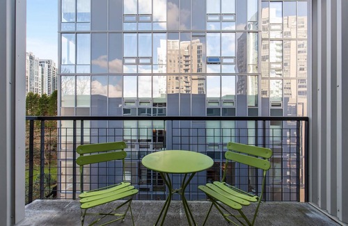Northwest Bellevue Apartamento | Bellevue Sophisticated 2BD 2BA Apartment