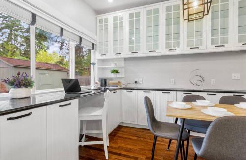 East Lake Hills Casa | Bellevue Work & Relax Near Downtown
